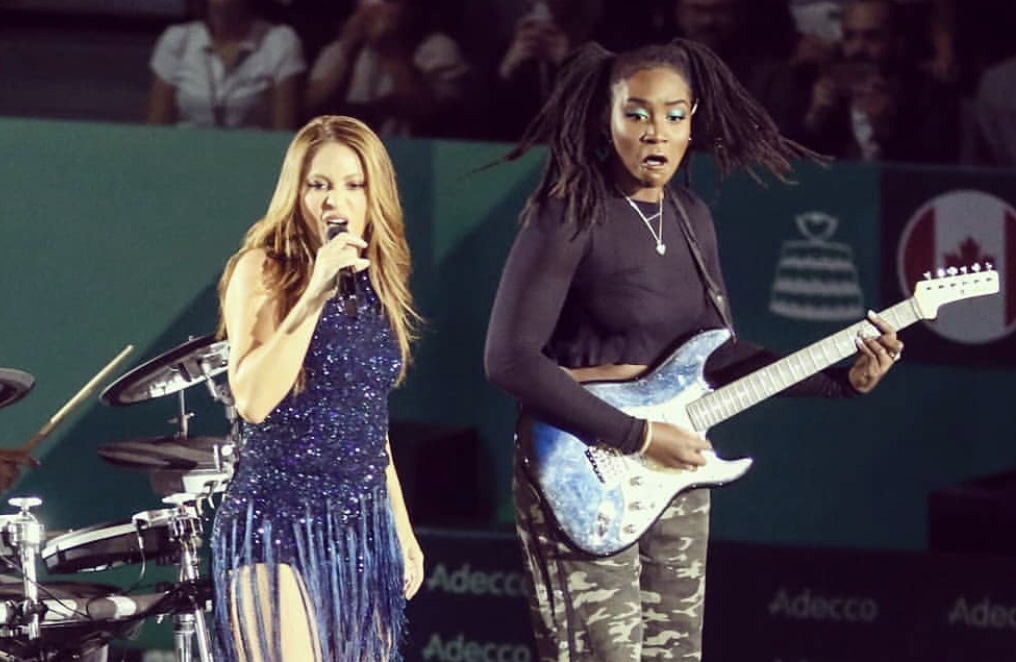 Alana Sinkey shared the stage with Shakira&nbsp;|Nobalur